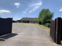 Long Lane Stables Lodge. Spacious Country Retreat