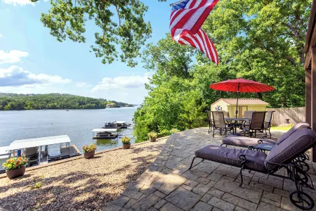 Lakeside Oasis Room for 12!