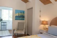 Sun kissed 1-bedroom apartment minutes from Hawi. فنادق في هاوي