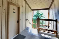 Newly Remodeled Ski-In, Ski-Out To Lift About 100 Yards From Unit.