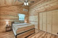 Cozy Cabin Firepit and Grill & 10 Mins to Main St - 4-stjärniga