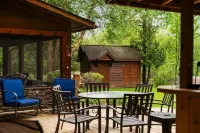 [Riverfront Lodge] ~ Downtown Bellaire ~ Private Dock Available ~ Walk to town! - 2-Star