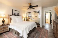 Riverfront Cottage Epic Walkable Location on River