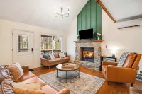 Maggie Valley Mtn Escape w/ Fire Pit & Deck - parking