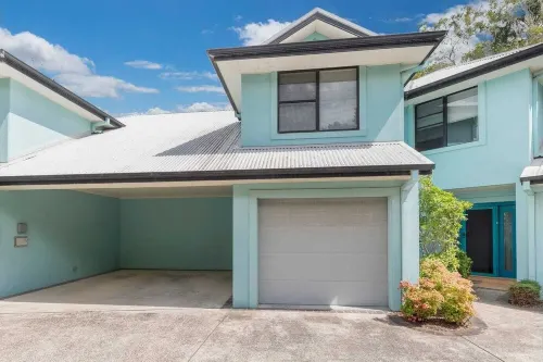 Well appointed luxury 3 bedroom townhouse. 50m to golf course, 450m to the beach Hotels in Shelly Beach