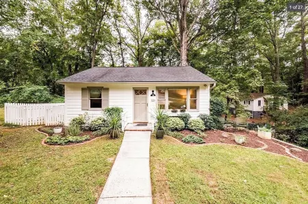 UNC Cottage- near Univ/Hospital, YMCA, Franklin St Отели рядом с достопримечательностью «Университет Северная Каролина в Чапел Хилл»