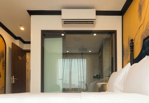 디럭스 호텔 침실 모습