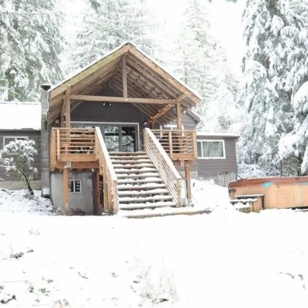 Romantic Mt. Hood Streamside Retreat, Hot Tub, BBQ, Fast WiFi. Pets Welcome, Ski