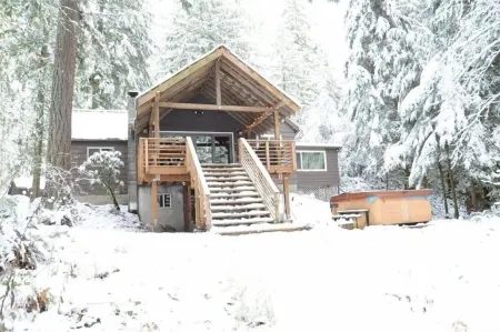 Romantic Mt. Hood Streamside Retreat, Hot Tub, BBQ, Fast WiFi. Pets Welcome, Ski