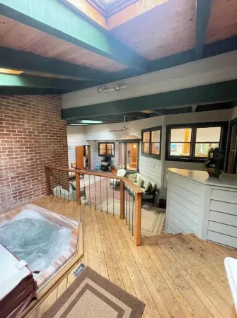 Secluded Riverfront Moon River Retreat- Spa/ Hot tub, Game Room, Gym