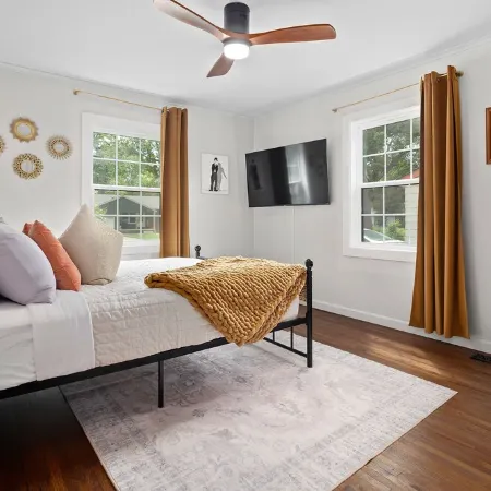 Tranquil 3-bedroom 2 Bath, HotTub, Ping Pong, backs up to Park, hosting w/heart
