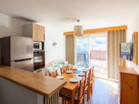 3 Rooms for 8 People