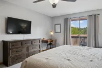 3 Bedroom Townhome next to Cheat Lake / Sunset Beach Marina!