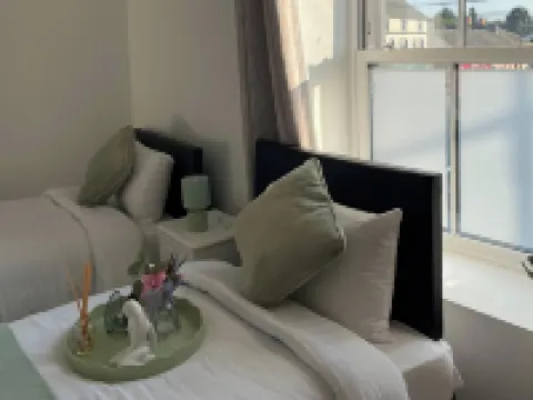 10 Bed Flat - Sleeps 20 - Pets - Parking - Wifi Hoteles en Condado de Offaly