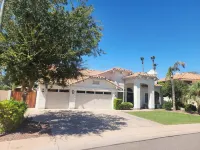 Newly Renovated Home on Fairway with Pool & Putting Green.  Trendy Area. Các khách sạn gần Ocotillo Golf Club