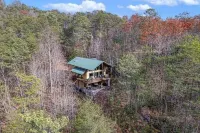 Mountain Retreat with Stunning views, 7 Priv Acres, Sauna, Hot Tub, and Gameroom