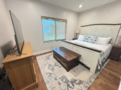 Panoramic Views! Luxury Lakeside & Mountain w Oversized Spa, Kayaks, & Sunset