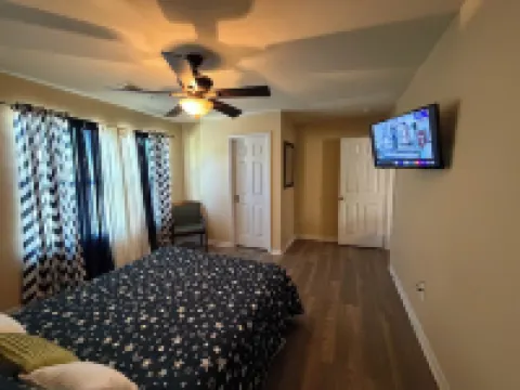 Cozy 5 Bedroom/ 9 Beds, 3 Full Baths with Game Room