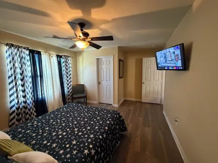 Cozy 5 Bedroom/ 9 Beds, 3 Full Baths with Game Room