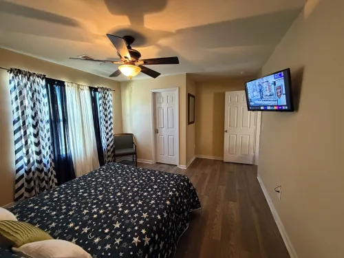 Cozy 5 Bedroom/ 9 Beds, 3 Full Baths with Game Room