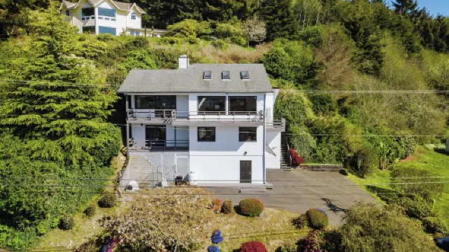 Overlook the Winchester Bay Harbor from the spacious 3rd Level!