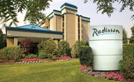 Radisson Hotel Hauppauge-Long Island Отели рядом с достопримечательностью «Государственный колледж Эмпайр»