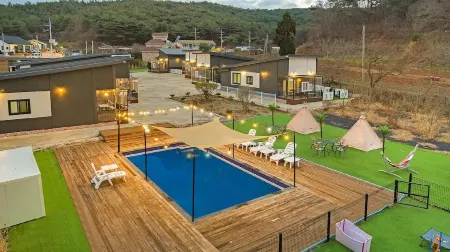 Anmyeondo Town 1967 Dog Pool Villa Отели рядом с достопримечательностью «Kkotji Beach»