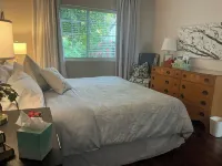 Cozy Cottage 1 Bedroom with King Bed Fenced Pet Yard 5Min Walk to Old Roseville