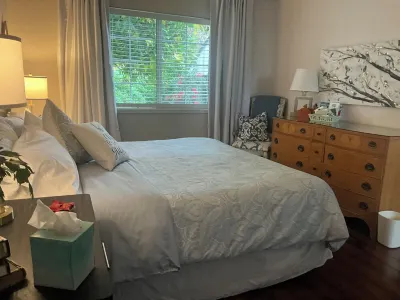 Cozy Cottage King Bed Fenced Pet Yard 5Min Walk to Old Roseville Maidu Museum & Historic Site附近的飯店