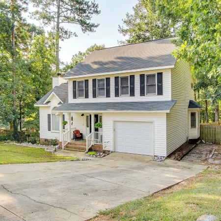 3 Mi to Marina: Quiet Getaway w/ Deck in Lexington