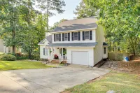 3 Mi to Marina: Quiet Getaway w/ Deck in Lexington - Wifi