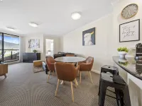 Inner-City 2-Bed with Parking, Pool, Gym & BBQ 브레던 호텔