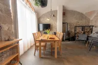 Ab 1 Person: Rittergut Mit Kamin, Fasssauna Und Mehr Nähe Sächsische Schweiz Dresden Hotels in Bischofswerda