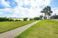 3 Mi to Beach & Boardwalk: Riverfront Daytona Home - Homestays