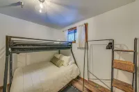 Bonners Ferry Cabin w/ Wraparound Deck & Views! - Parkering