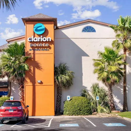 Clarion Pointe Galveston - Beachfront Отели рядом с достопримечательностью «Парк Муди Гарденс Аттракшенс Тем»