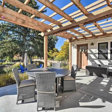 Castle Rock Cottage - Walk to Town!