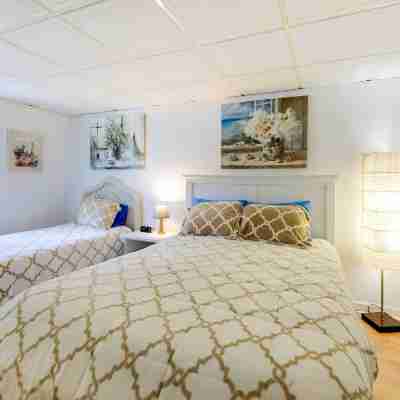 1 Ocean Fun Emerald Isle Apt, Steps to Beaches! Rooms