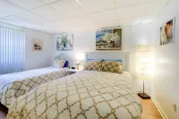 1 Ocean Fun Emerald Isle Apt, Steps to Beaches! - parking