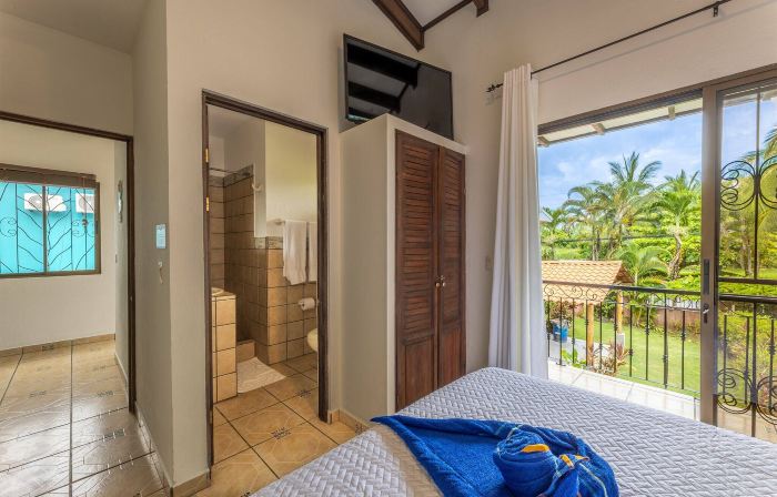 Sunset Villa, comfortable house steps from the beach