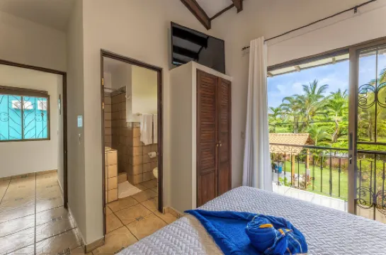 Sunset Villa, comfortable house steps from the beach