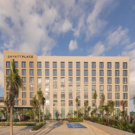 Hyatt Place Cancun Airport Отели рядом с достопримечательностью «Пляж Делфинес»