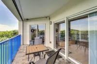New Smyrna Beach Condo w/ Balcony & Pool Access - Parkplatz