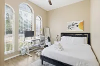 Modern 4B Retreat with Pool in Frisco - 2 estrellas