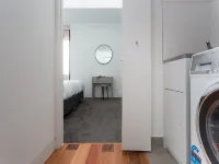 Stylish 2-Bed Apartment with BBQ Patio Near Beach
