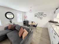 The Courtyard- Free Evening Parking - Apartments