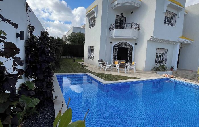 Charming 600sqm Villa With a Large Garden & Pool