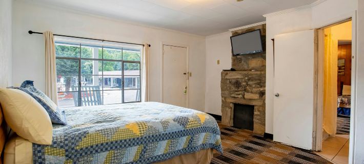 Lloyd's on the River Country Inn by OYO Hotel di Swain County