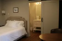 Spruce Lodge - parking