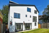 8 Bedroom House Sleeps 20 - Private Garden - Boutique